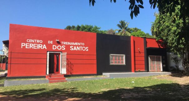 Criminosos fazem reféns e agridem jogador durante invasão ao CT do Moto em São Luís