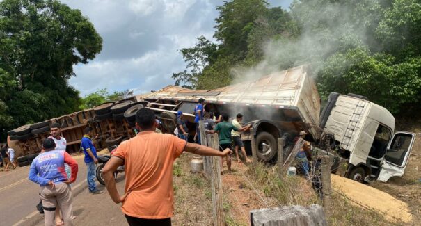 Caminhão tomba na BR-222 e carga é saqueada