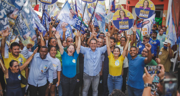 Edivaldo tem recepção calorosa em caminhada na Rua Grande
