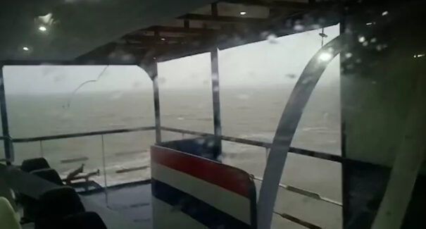 Durante temporal, partes do teto do ferryboat José Humberto se soltam e assustam passageiros