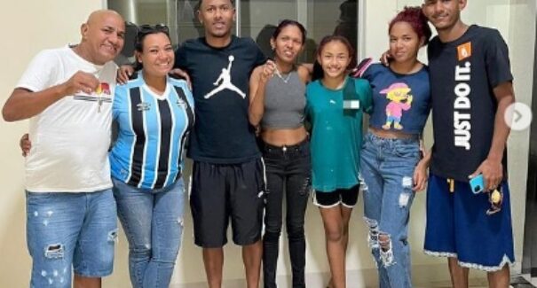 Maranhense que joga no Grêmio junta salários e compra casa para os pais