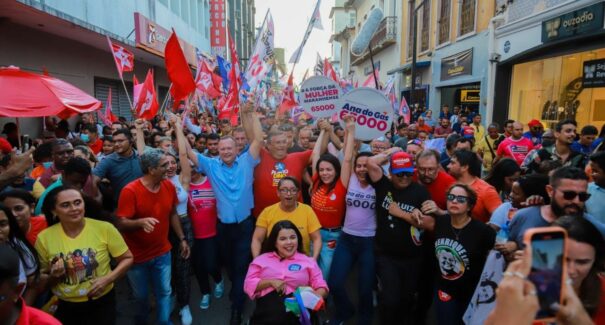 Primeira caminhada de Brandão em São Luís lota as ruas do Centro Histórico