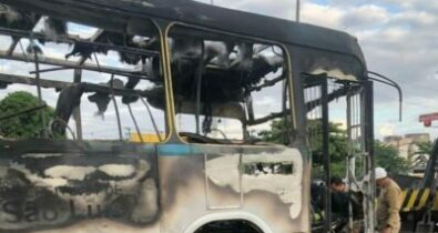 Mais um ônibus pega fogo na capital maranhense