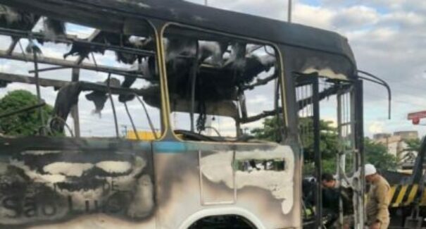 Mais um ônibus pega fogo na capital maranhense