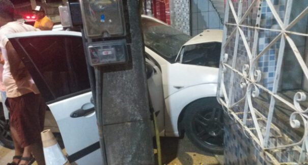 Após perder o controle de veículo, motorista invade casa, em São Luís