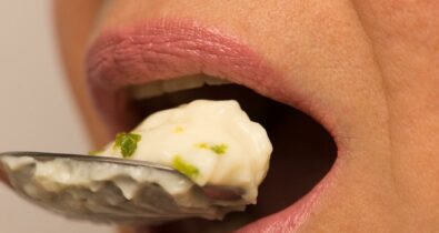 Mastigar a comida com a boca aberta é o melhor, diz cientista