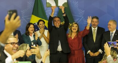 Bolsonaro sanciona lei do piso salarial da Enfermagem
