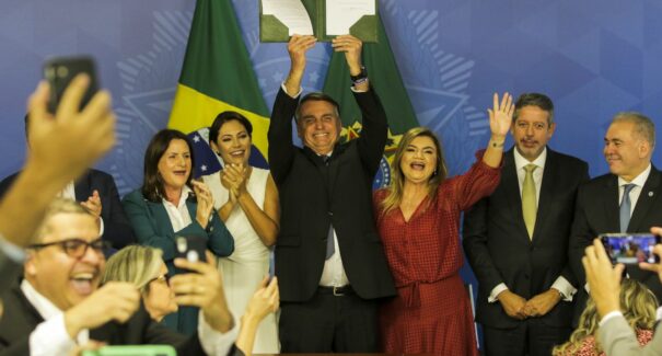 Bolsonaro sanciona lei do piso salarial da Enfermagem