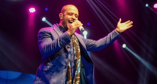 Diogo Nogueira prestigia 410 de São Luís com noite de samba na praça Maria Aragão
