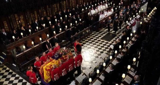 Após despedida emocionante, Rainha Elizabeth II é sepultada em Windsor