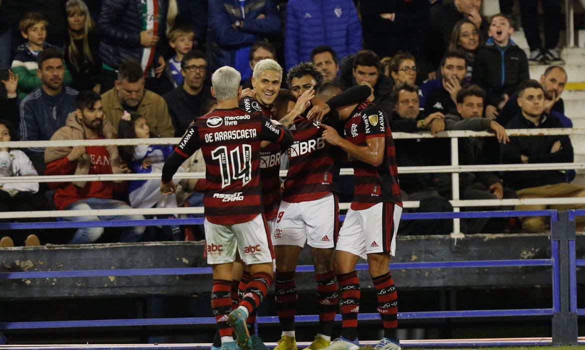 Arrascaeta faz mágica, Flamengo vence Bragantino e agita Brasileirão