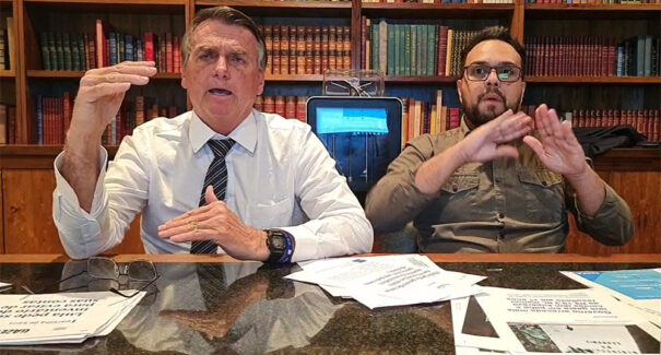 Em live, Bolsonaro diz que recursos para Auxílio Brasil de R$ 600 em 2023 estão garantidos
