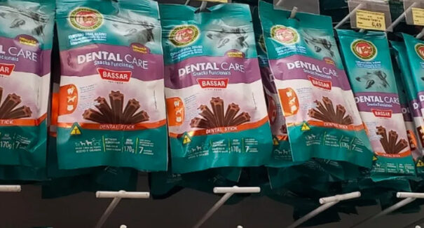 Empresa anuncia recall de petiscos suspeitos de provocar morte de 40 cachorros