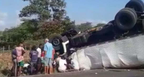 Em Santa Rita, acidente envolvendo dois caminhões na BR-135 deixa uma pessoa ferida