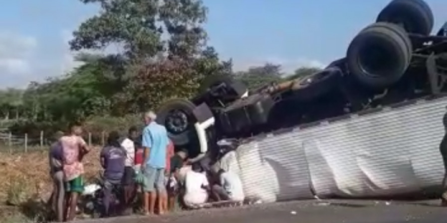 Caminhão que transportava tomates tomba na BR 251