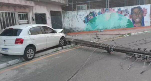 Bairro da Liberdade fica sem energia após carro bater em poste