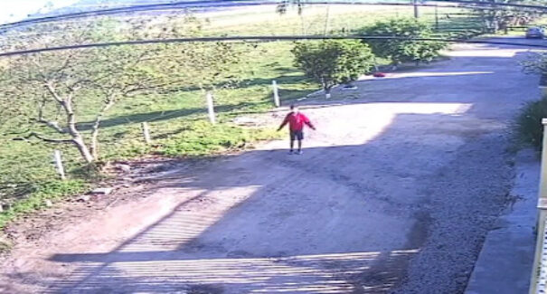 VÍDEO: Pai chega na escola e percebe que esqueceu filho em casa