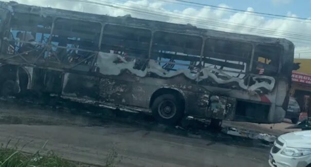Ônibus pega fogo no bairro da Vila Embratel, em São Luís