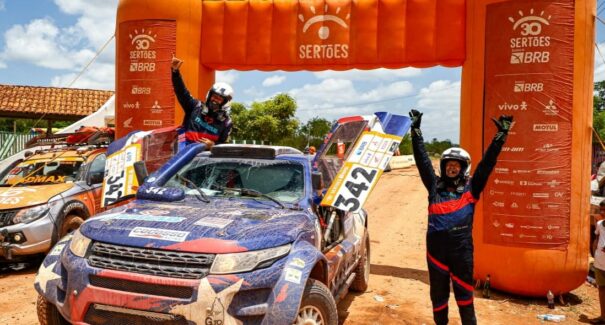 Dupla Fábio Cadasso e João Afro celebram pódio nos 30 anos do Rally dos Sertões