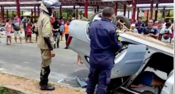 Em São Luís, veículo capota após invadir Terminal da Cohama