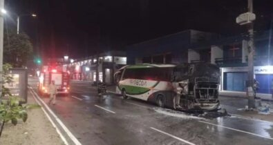 Em São Luís, ônibus de turismo pega fogo na Avenida Guajajaras