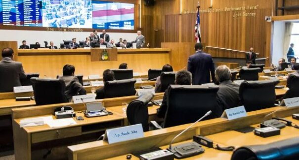 Deputados discutem lei sobre placas proibindo discriminação em estabelecimentos