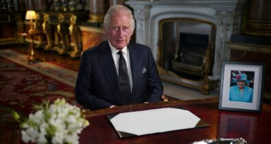 Rei Charles III é coroado em Londres neste sábado (6)