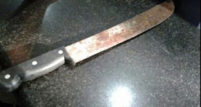 Adolescente é detido após agredir namorada com “panadas” de facão