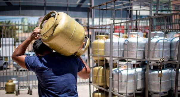 Preço do gás de cozinha pago pelas distribuidoras será reduzido a partir desta quinta-feira (17)