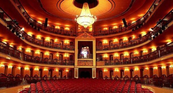 Teatro Arthur Azevedo resgata memória de espetáculos com exposição de cartazes históricos