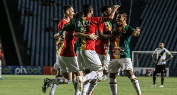 Sampaio bate a Chapecoense e se aproxima do G4 da Série B