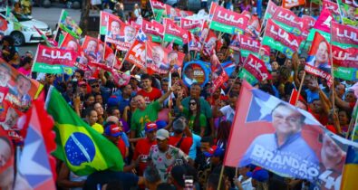 Governador Carlos Brandão participa de caminhada pelas ruas do centro de São Luís