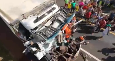 Grave acidente entre dois caminhões deixa uma pessoa morta, em Caxias