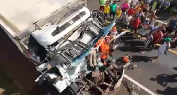 Grave acidente entre dois caminhões deixa uma pessoa morta, em Caxias