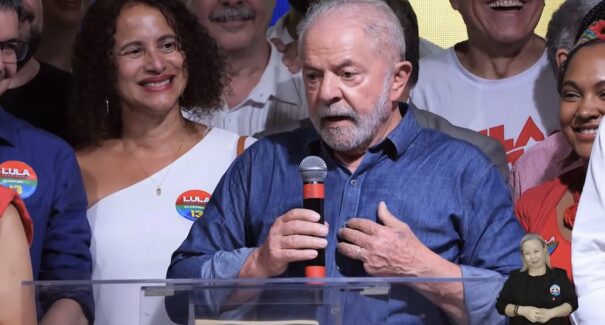 Lula fala em missão de combater a miséria no primeiro discurso pós-eleições