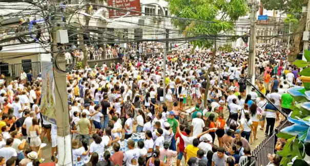 Multidão acompanha o Círio de Nazaré, em Belém do Pará