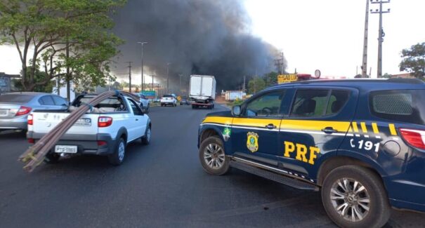 Incêndio é registrado em sucata e empresa de reciclagem de borracha, na BR 135