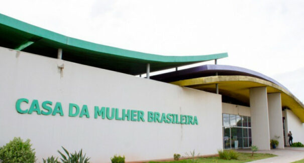 Mulher suspeita de abusar sexualmente de menina de 12 anos é presa