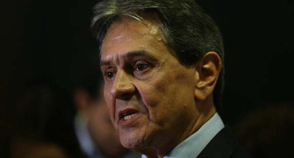 Ex-deputado Roberto Jefferson reage a prisão e policiais são atingidos por estilhaços