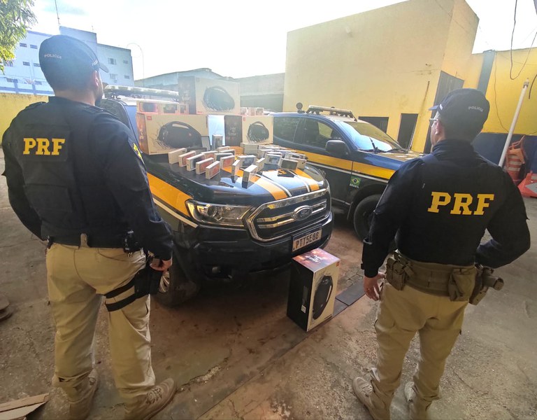 Todos os objetos foram apreendidos e encaminhados à Receita Federal. (Foto:  Divulgação/PRF)
