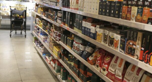 Novas regras para rótulos de alimentos valem a partir deste domingo (9)