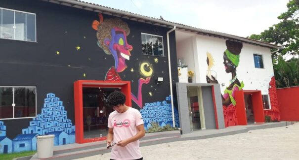 No bairro Sacavém, estudante de Teatro promove jogos teatrais com adolescentes