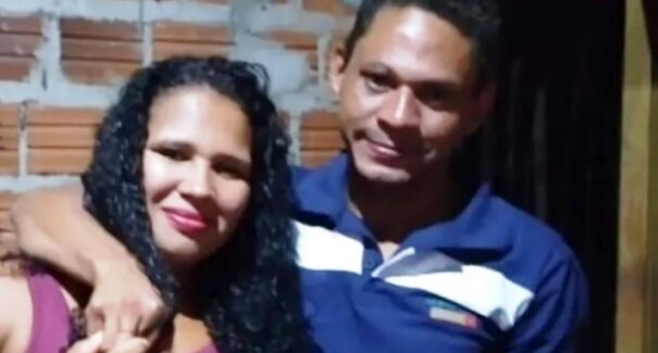 Mulher é morta a golpes de faca e pauladas na frente das filhas