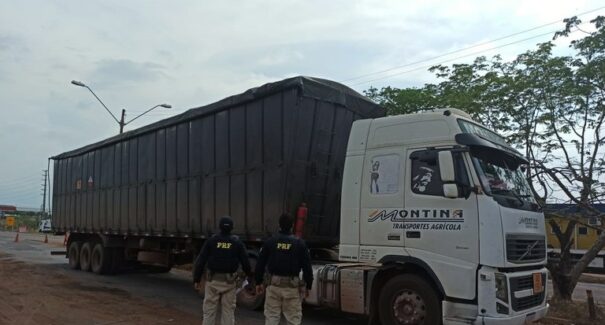 Polícia Rodoviária Federal apreende mais de 400m³ de madeira ilegal, em Santa Inês