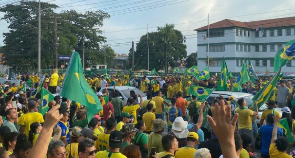 No Brasil, polícia reduz número de vias bloqueadas pela metade após três dias