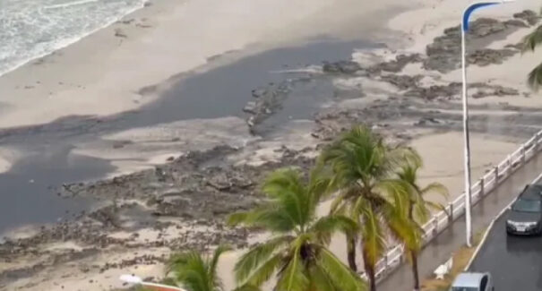 Moradores da Ponta d’Areia registram água escura indo para o mar