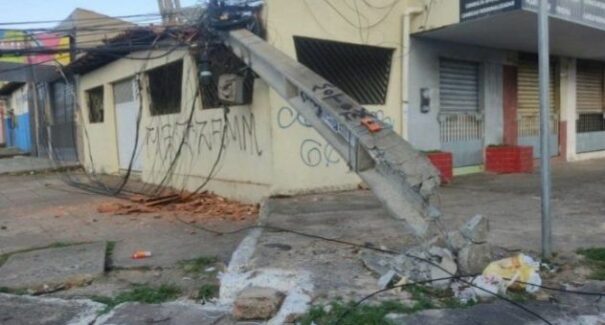 Veículo provoca a queda de dois postes em cima de imóveis na Cohab