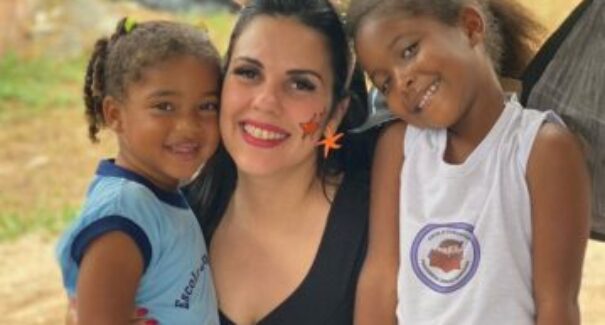 Colaboradores Fribal doam livros e brinquedos em ação social