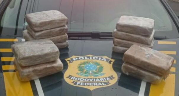 Passageiro de ônibus é preso transportando 12 kg de maconha na BR-316