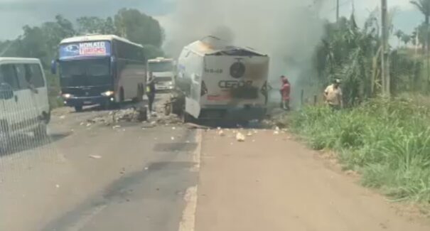 Criminosos perseguem e explodem carro-forte, na BR-135, no interior do Maranhão